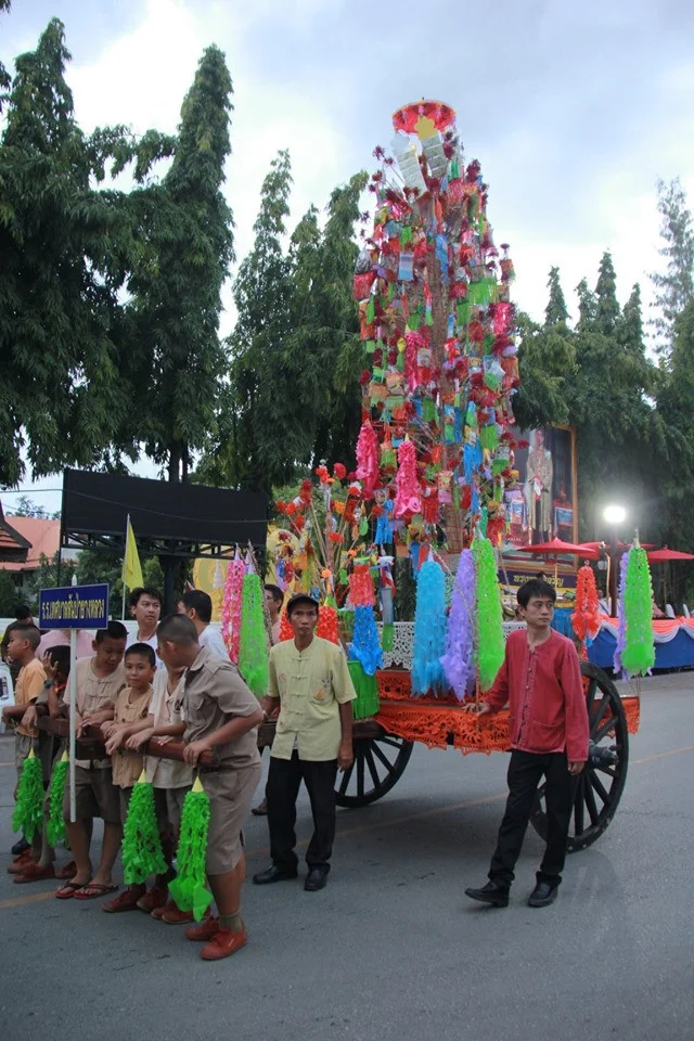 A tall decorated Salak Yom offering tree in a Lamphun procession